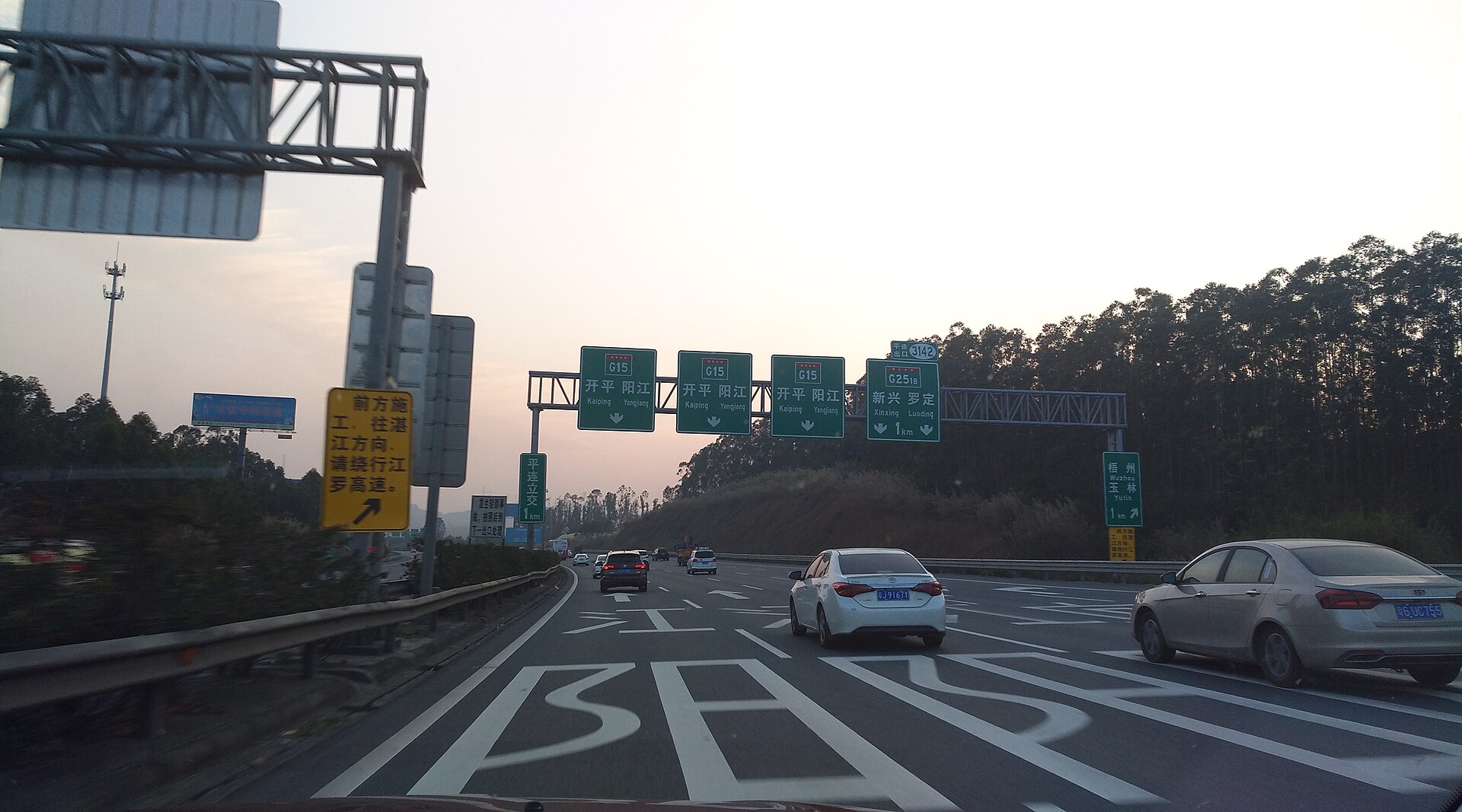 Traffic approaches the G15 exit for G2518 at Pinglian Interchange in Heshan, Guangdong.