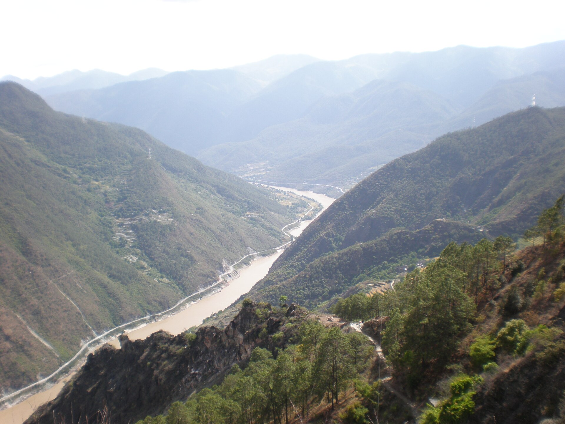 A 2008 historical view from the Tiger Leaping Gorge trail toward the Jinsha River and steep mountain slopes.